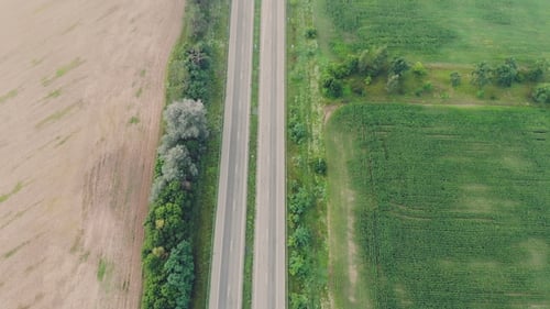 Videoaufnahmen aus großer Höhe, Personenverkehr bewegt sich entlang der Autobahn