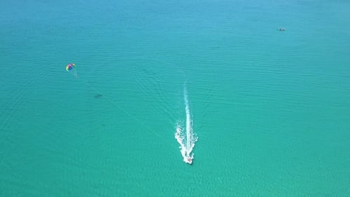 Sonnensegel mit Drohnenblick über das blaue Meer. Parasailing-Luftaufnahme. Sommeraktivität und Extrem