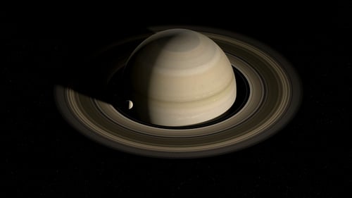 Mond kreist um den Saturnplaneten