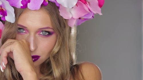 Femme avec des fleurs et un maquillage lumineux