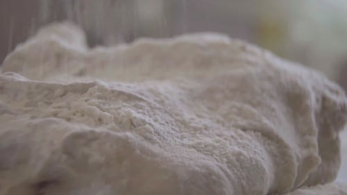 Vorbereitung des Backens. Frauenhände rollen den Teig hinein
