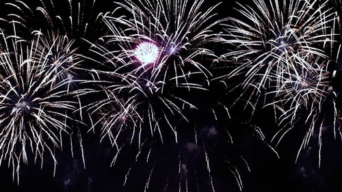 Buntes Feuerwerk explodiert am Nachthimmel. Feste und Veranstaltungen in leuchtenden Farben