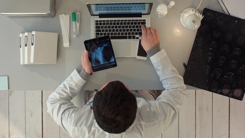 Mann benutzt Tablet-PC gegen medizinische Röntgenstrahlen