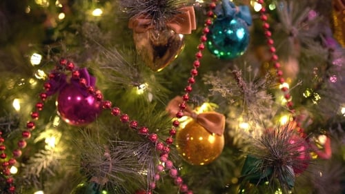 Ein Weihnachtsbaum, geschmückt mit Weihnachtsbaumspielzeug und leuchtenden Lichtern. Weihnachtsbaum Gold Bokeh