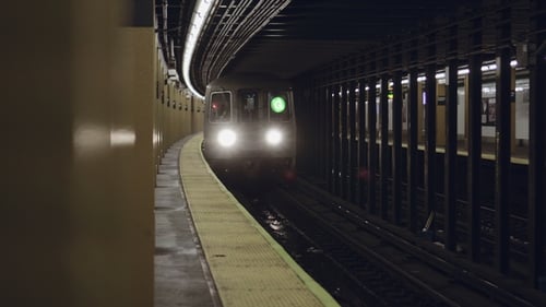 New York City Subway Zug kommt zur U-Bahnstation