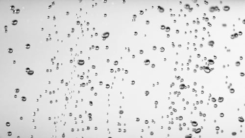 Luftblasen im Wasser isoliert auf weißem Hintergrund