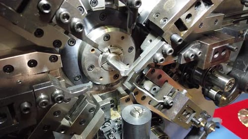 Automatische CNC-Biegemaschine. Herstellung einer Torsionsfeder. Kalte industrielle Farbe