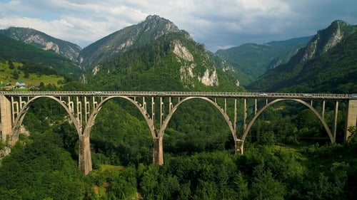 Vista aérea del puente Durdevica Tara Arc en las montañas, uno de los puentes automotrices más altos