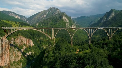 Vista aérea del puente de arco de Durdevica Tara en las montañas