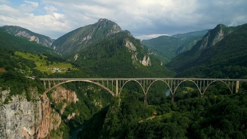 Vista aérea del puente de arco de Durdevica Tara en las montañas