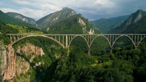 Vista aérea del puente de arco de Durdevica Tara en las montañas