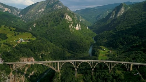 Vista aérea del puente de arco de Durdevica Tara en las montañas, uno de los puentes de automóviles más altos de