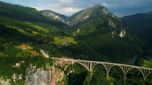 Vista aérea del puente de arco de Durdevica Tara en las montañas, uno de los puentes de automóviles más altos de