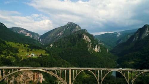 Vista aérea del puente Durdevica Tara Arc en las montañas, uno de los puentes automotrices más altos