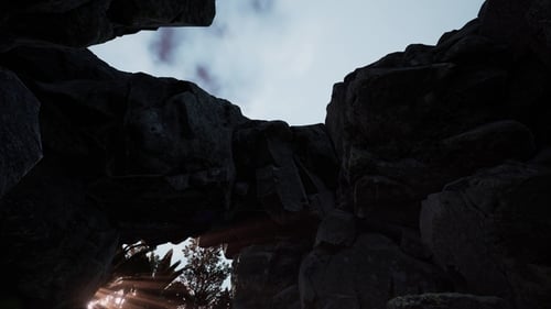 Sonnenlicht in der geheimnisvollen Höhle
