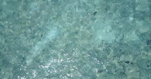 Weitwinkel-Tourismusaufnahme eines weißen Sandparadiesstrandes und türkisfarbenem Meerhintergrund in Farbe