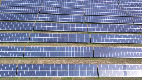 Luftaufnahme von Solarmodulen Farm-Solarzelle mit Sonnenlicht. Drohnenflug über Solarpanel-Feld