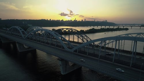 Fly Rise au-dessus du pont de Kiev au coucher du soleil