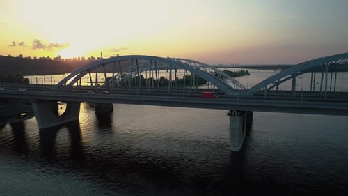 Luftaufnahmen. Fliegen Sie bei Sonnenuntergang aus der Kiewer Brücke