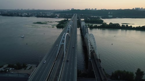 Luftaufnahmen. Radialflug über der Kiewer Brücke bei Sonnenuntergang