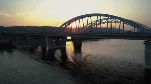 Luftaufnahmen. Niedriger Rückwärtsflug in der Nähe der Kiew-Brücke bei Sonnenuntergang