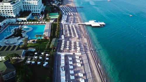 Blick von oben auf die Küste in der Nähe des Resorts