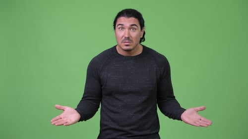 Homem bonito encolhendo os ombros