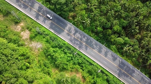 Luftbild des Transports entlang der Straße auf einer tropischen Insel in Thailand