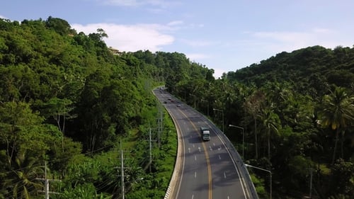Luftbild des Transports entlang der Straße auf einer tropischen Insel in Thailand