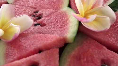Tranches de pastèque fraîche et exotique thaïlandaise (Citrullus Lanatus) crues en rotation sur une banane