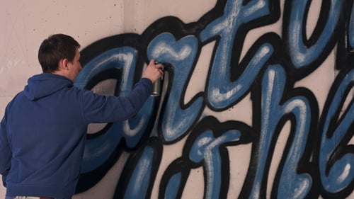 Graffiti-Künstlermalerei mit Aerosolspray an der Wand