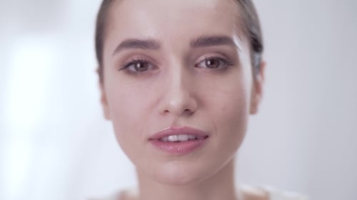 Rostro de belleza. Mujer tocando la piel y sonriendo