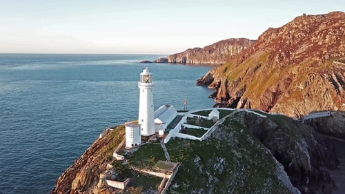 Luftaufnahme von South Stack mit Leuchtturm und Klippen bei Sonnenuntergang