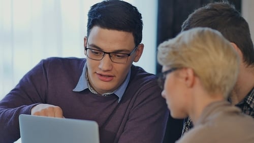 Começando um novo dia de trabalho em equipe