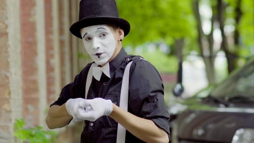 Junge Mime albern auf der Straße herum