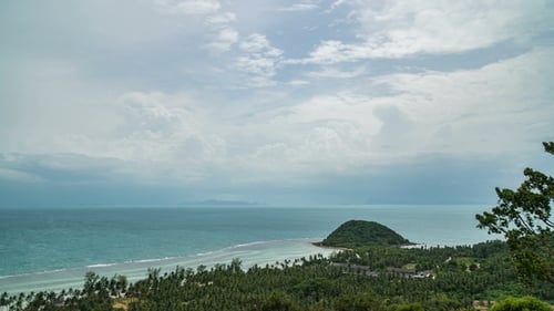 Tropische Inselküste mit herannahenden Regenwolken