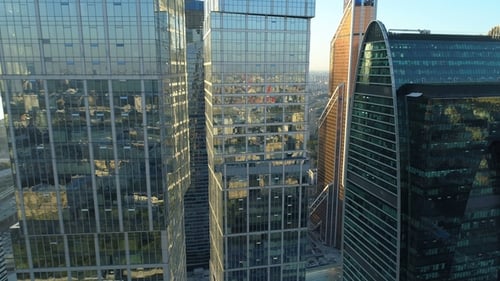 Eine Luftaufnahme der Wolkenkratzer bei Sonnenuntergang des Moscow International Business Centre