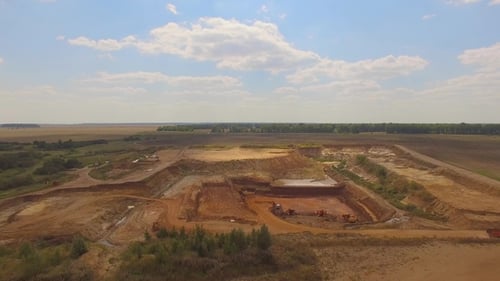 Luftaufnahme des Gebäudes Große Baustelle im Feld