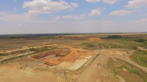 Beginn des Baus einer großen Baustelle im Feld