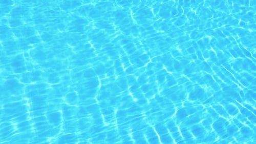 Eau de piscine bleue rafraîchissante