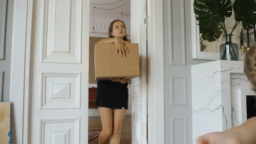 Familie zieht in eine neue Wohnung