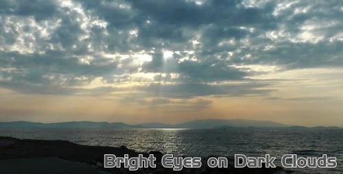 Yeux brillants sur les nuages sombres