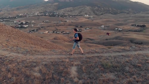 Homme dans les montagnes qui marchent