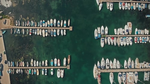 Luftaufnahme von Booten auf einem Dock