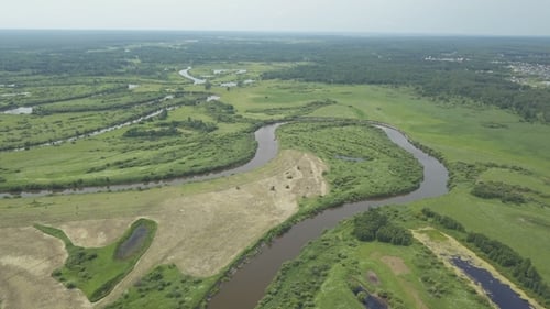 Über den schönen Fluss und die grünen Felder fliegen