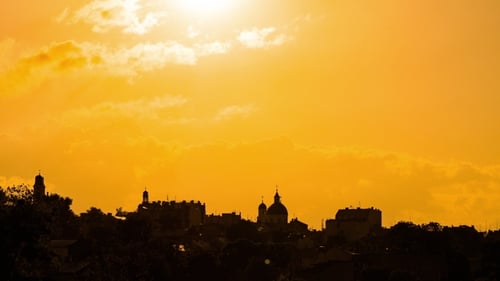 Silhouette der dunklen Stadt vor Sonnenuntergang oder Dämmerung Hintergrund