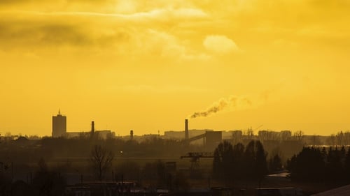 Silhouette der dunklen Stadt vor Sonnenuntergang oder Dämmerung Hintergrund