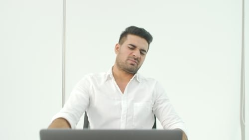 Hombre de negocios recibiendo muy malas noticias en su portátil