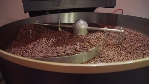 Kaffeebohnen im Metallzylinder