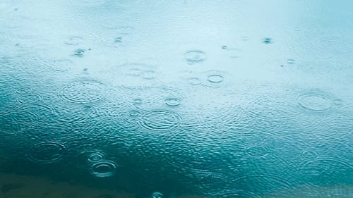 abstrakter Hintergrund, Regentropfen auf dem Wasser